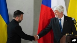 Ukrajinski predsjednik Volodimir Zelenski (lijevo) i njegov češki kolega Petr Pavel u Pragu, 4. maja 2025.