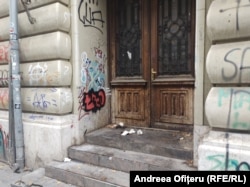 Străduța de la Universitate care duce spre Biserica Rusă e plină de mizerie.