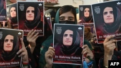 په کراچۍ کې فعالانو د ماهرنګ بلوڅې ګرفتارۍ پرضد د مظاهرې پر مهال په لاسونو کې د هغې تصویرونه نیولي دي - انځور له ارشیفه. 