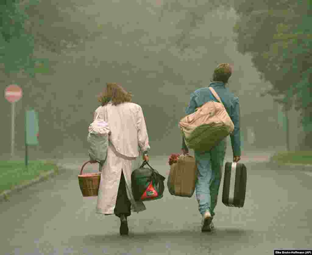 Подружжя зі Східної Німеччини біля табору біженців Чіллеберк під Будапештом, 4 вересня 1989 року. Понад тисячу німців із НДР були розміщені в таборі в очікуванні переїзду до Західної Німеччини