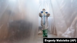 Загалом від початку епідемії в Україні виявили 20 148 хворих на COVID-19, з них 6 585 пацієнтів одужали, 588 – померли