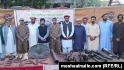 د کورمې اوسېدونکي او امنیتي او انتظامي چارواکي د وسلولو ټولو بهیر پیلولو په مراسمو کې ولاړ دي - د اپرېل ۲۶مې انځور.