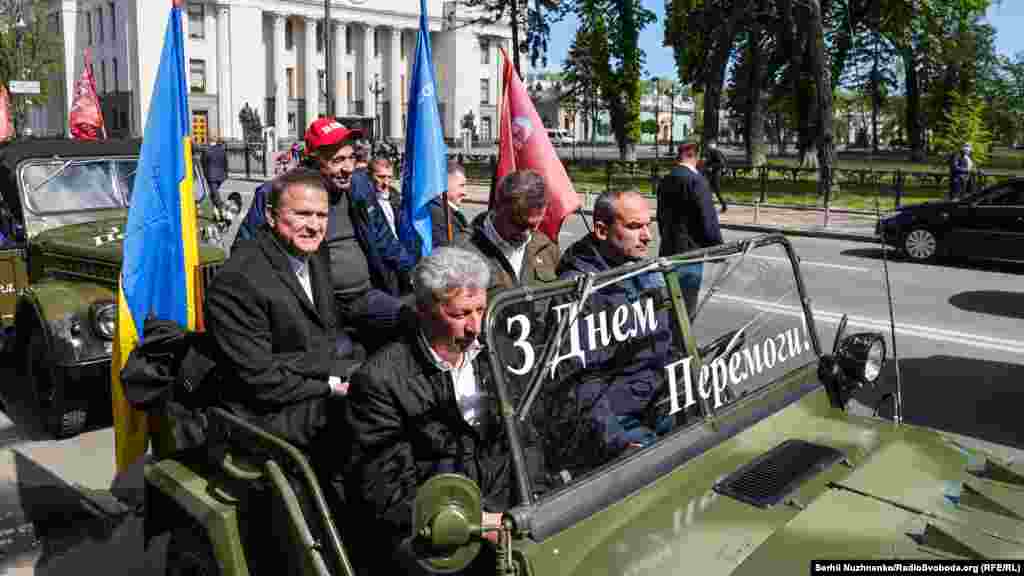 Віктор Медведчук із соратниками по фракції ОПЗЖ Вадимом Рабіновичом, Юрієм Бойком і Сергієм Льовочкіним влаштували автопробіг ретро-автомобілів вулицями Києва&nbsp;