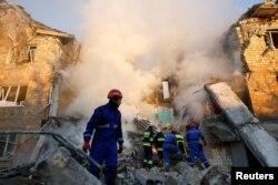 На месте попадания российских дронов в жилой дом в Киеве. 28 августа 2025 года