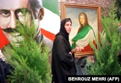 پرستو فروهر، در مقابل تصاویری از پدر و مادرش در تهران/ چند هفته پس از قتل فجیع آنها در آذرماه ۷۷