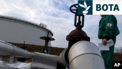 Një inxhinier hungarez punon në zonën pritëse të tubacionit të naftës Druzhba në një rafineri nafte në jug të Budapestit.