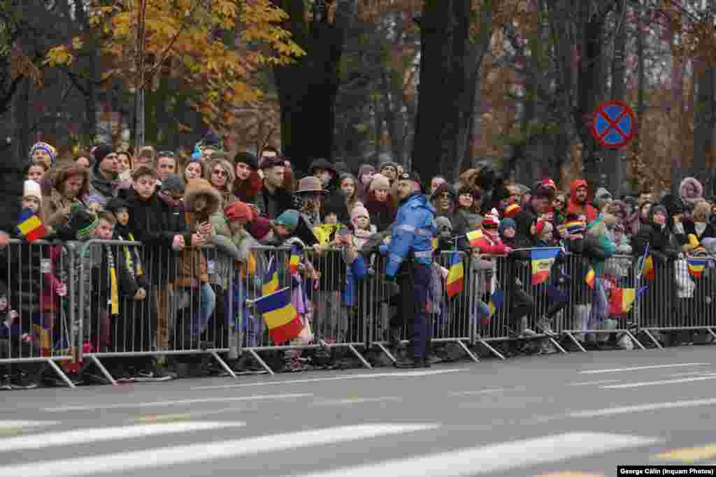 O parte din populația care a asistat la parada militară de 1 Decembrie, de la Arcul de Triumf din București.