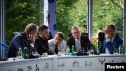 როდესაც სტამბოლში უკრაინისა და რუსეთის დელეგაციები შეხვედრას მართავდნენ, ევროპელი ლიდერები ალბანეთის დედაქალაქიდან ურეკავდნენ აშშ-ის პრეზიდენტს - 16 მაისი. ტირანა 