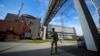 Un soldat rus în preajma centralei nucleare de la Zaporojie, cea mai mare din Europa. 
