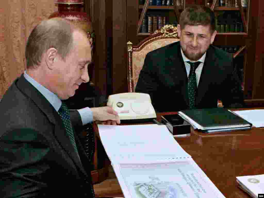 Putin se întâlnește la Kremlin, în mai 2006, cu Ramzan Kadîrov, pe atunci prim-ministru cecen.