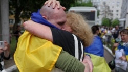 «Мамулечка, я дома!» Как в Украине встречали освобожденных пленных