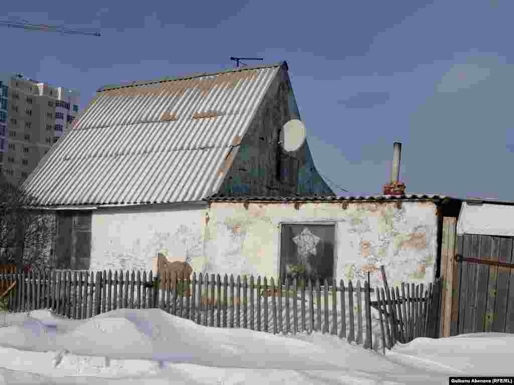 Астана маңындағы "Май" бау-бақша серіктестігінде қазір жүзге жуық отбасы тұрады. Мұндағы адамдар қалада тіркеуде тұрғандықтан өздерін Астана тұрғыны санайды.