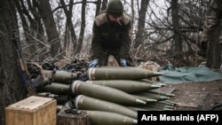 Военнослужащий ВСУ в Донбассе готовит к бою снаряды калибра 155 мм