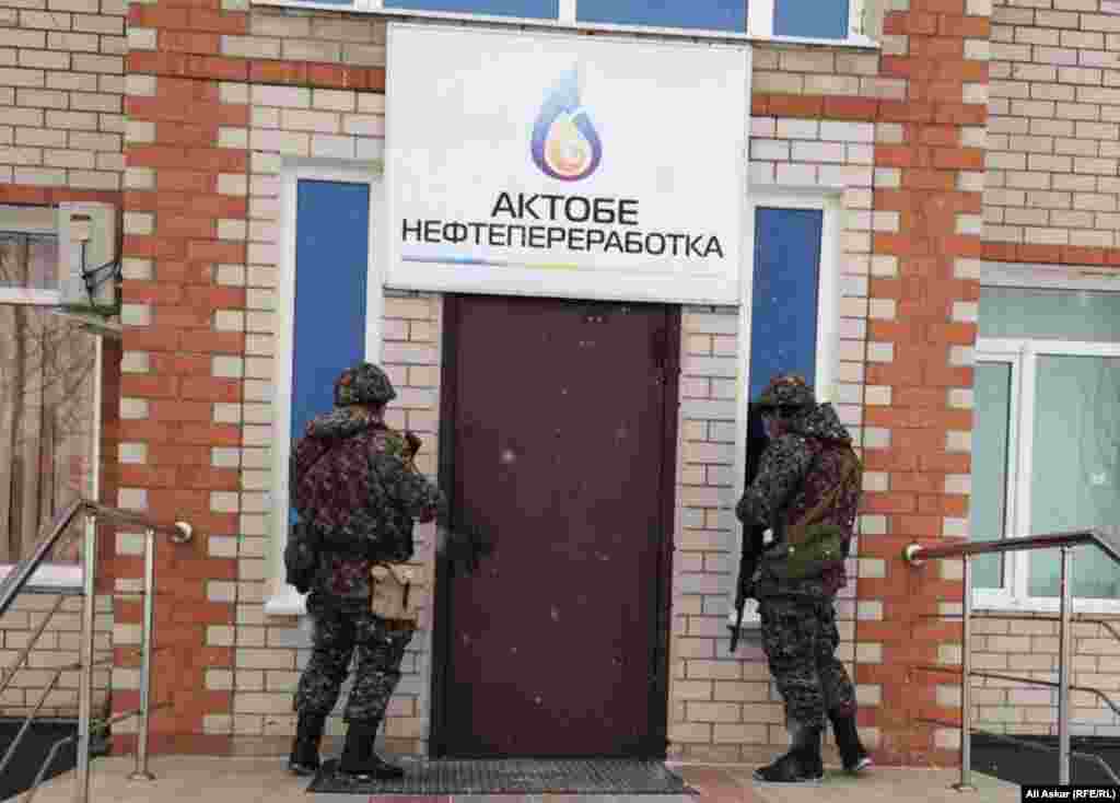 "Арнайы операция өтіп жатыр" делінген Ақтөбе мұнай өңдеу зауытына кіреберісте тұрған қарулы жасақ. Ақтөбе, 7 желтоқсан 2016 жыл.