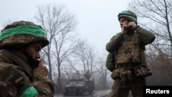 Військовослужбовці 38-ї окремої бригади морської піхоти перед виходом на бойове завдання поблизу міста Покровськ у Донецькій області, Україна, 21 листопада 2025 року