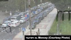 Поліцейські машини біля адміністрації президента в Мінську, 9 серпня