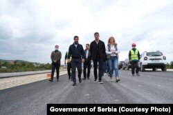 Ministri serb i Ndërtimtarisë ,Tomislav Momiroviq (i pari nga e majta) duke shikuar nga anash punimet në autostradën Prelinë - Pakovarcë. 22 shtator 2021.