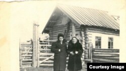 Deportați în Siberia: Vasile și Maria Ghieș, lângă casa pe care și-au ridicat-o în Siberia. 1956. Regiunea Tomsk, raionul Pudino, satul Leașkino
