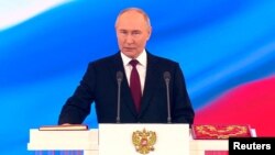 Președintele rus Vladimir Putin depune jurământul în timpul unei ceremoniei de învestire. 7 mai 2024. Captură video, Reuters. 