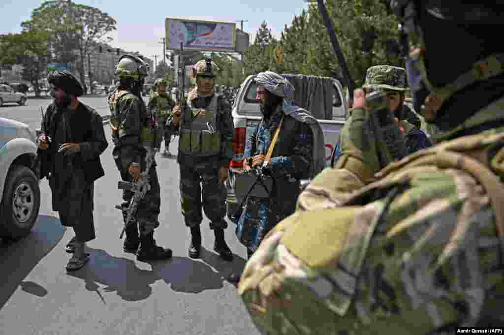 Америкалық қару ұстап, арнайы әскери киім киген "Талибан" содырлары Кабул көшесін күзетіп тұр. 29 тамыз 2021 жыл.