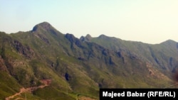 سوات: د ملاکنډ ډیويژن د ایلم غر، چې د پښتنو تر منځ ډېر مشهور دی. د ۲۰۰۳ز کال د جنروۍ لومړۍ نېټه