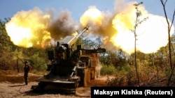 Украинские военные 44-й отдельной артиллерийской бригады ВСУ ведут огонь по позициям армии РФ из гаубицы 2С22 "Богдана", Запорожская область, 20 августа 2025 года