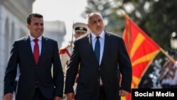 Архивска фотографија- македонскиот и бугарскиот премиер Зоран Заев и Бојко Борисов пред зградата на Владата во Скопје