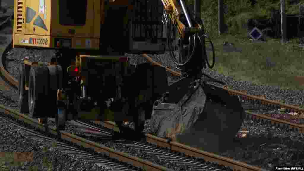 Radna mašina čisti kamenje sa šina na željezničkoj stanici u Donjoj Jablanici, na jedinom željezničkom koridoru koji spaja središnju BiH sa Hercegovinom i Lukom Ploče u Hrvatskoj, 8. 10. 2024.