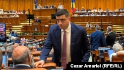Președintele AUR, George Simion, în timpul ședinței parlamentare în care moțiunea de cenzură depusă de partidului său a fost respinsă.