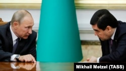Rus prezidenti Wladimir Putin bilen türkmen lideri Gurbanguly Berdimuhamedow. Aşgabat. 2-nji oktýabr, 2017 ý.