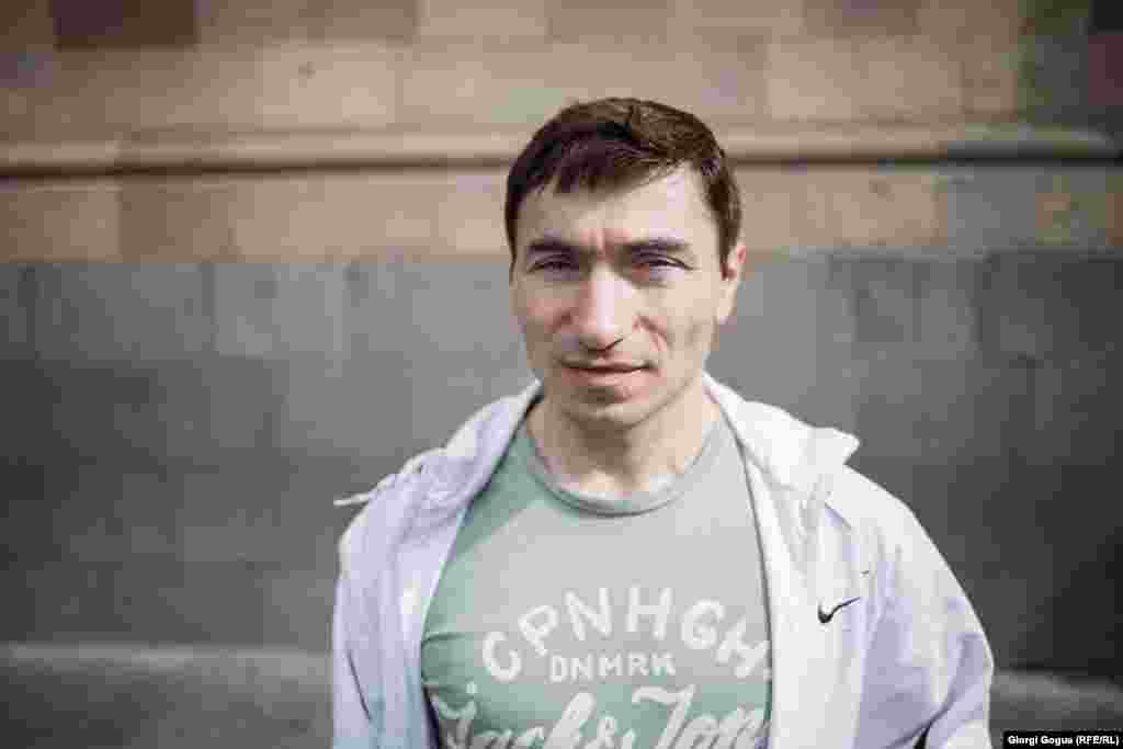  ჰაიკ სტვერი, 38 წლის, მუსიკოსი კიევი, უკრაინა ჰაიკ სტვერი ავტორია სიმღერისა, რომელიც სომხეთის &bdquo;ხავერდოვანი რევოლუციის&ldquo; ერთ-ერთი ჰიმნი გახდა. ამ სიმღერას აქციების დაწყების დღეებიდან უსმენენ ყველგან - ქუჩაში, მანქანებში და, რა თქმა უნდა, დემონსტრაციების დროს. "ჩემთვის, როგორც მომღერლისთვის და ავტორისთვის, ის, რომ ჩემს სიმღერას ახლა ამდენი ადამიანი უსმენს, რა თქმა უნდა, ძალიან მნიშვნელოვანია - ეს ისაა, რისთვისაც ვიღწვი. ძალიან რთულია, სიტყვებით გადმოვცე, რას ვგრძნობ. ალბათ, დაახლოებით ისეთი გრძნობაა, რამე სატელევიზიო კონკურსი რომ მოიგო." 