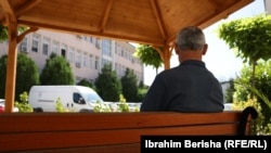 Një pacient i Qendrës për Shëndet Mendor duke kaluar kohë në oborr