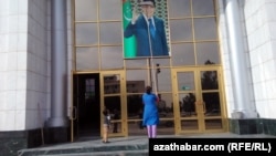 Maryda tam süpüriji prezidentiň portretini ýuwýar. (arhiw suraty)