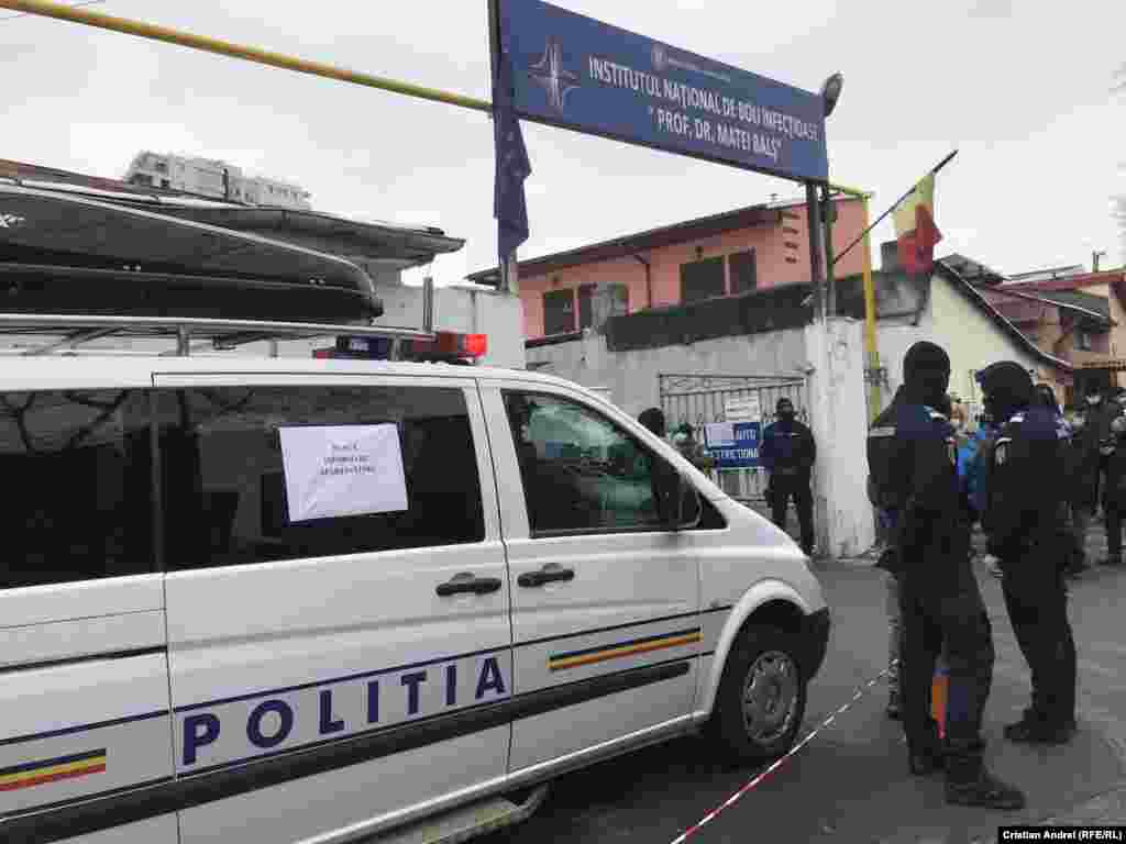 Poliția încearcă să ofere informații rudelor persoanelor internate la Institutul&nbsp;&bdquo;Matei Balș", după incendiul în care și-au pierdut viața cinci pacienți. Aparținătorii s-au plâns că nu pot obține rapid detalii despre cei internați sau mutați la alte spitale din Capitală.&nbsp;