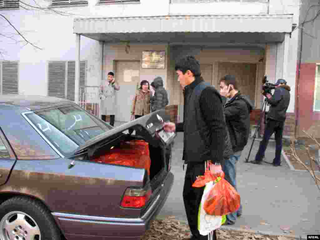 ҰҚК қызметкерлері  "Алма-Ата инфо" газетінің редакциясын тінтіп, компьютерлерін әкетіп барады. Алматы, 1 желтоқсан. - ҰҚК қызметкерлері  "Алма-Ата инфо" газетінің редакциясын тінту кезінде, компьютерлерді әкетіп барады. Алматы, 1 желтоқсан, 2008 жыл. 