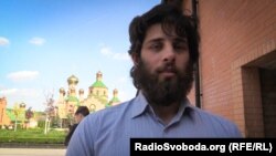 Бойовик Рафаель Лусваргі на території Свято-Покровського Голосіївського монастиря УПЦ (Московського патріархату)