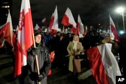 Susținătorii partidului Lege și Justiție (PiS), care a fost la guvernare până în decembrie, s-au strâns în fața sediului televiziunii de stat pe 20 decembrie pentru a protesta față de înlocuirea directorului numit politic.