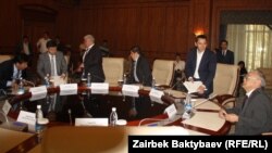 Оппозиция менен сүйлөшүү белгиленген жер. "Ала-Арча" резиденциясы, 18-апрель, 2012.