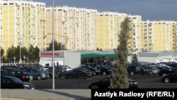 Polisiýa tarapyndan ewakuasiýa edilen gara reňkli ulaglar.Aşgabat