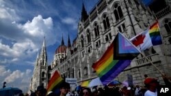 Steaguri LGBT+ în fața Parlametntului Ungariei într-o imagine de arhivă, din vara anului 2022.