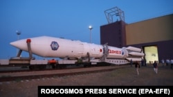 Байқоңыр ғарыш айлағында "Протон" зымыранын ұшу алаңына апара жатыр. 17 шілде, 2021 жыл (архив фото)