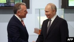 Президент России Владимир Путин (справа) и спецпредставитель президента США Дональда Трампа Стиву Уиткофф во время встречи в Санкт-Петербурге 11 апреля 2025 года