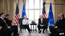 Кіраўніца Эўракамісіі Урзуля фон дэр Ляен і прэзыдэнт ЗША Дональд Трамп. 27 ліпеня 2025 году