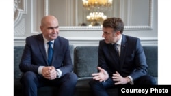 Președintele francez Emmanuel Macron și președintele interimar Ilie Bolojan la o întâlnire informală la Palatul Elysée, 19 februarie 2025