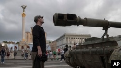 Ucraina nu își va sărbători, miercuri, independența cu o paradă în stil sovietic, notează presa internațională. În schimb, a expus la Kiev, vehicule militare rusești distruse. 20 august 2022