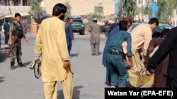 آرشیف، نیروهای افغان در حال کمک به فردیکه در هلمند زخمی شده است.