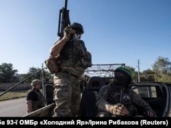 Військовослужбовці 93-ї окремої механізованої бригади Холодного Яру Збройних сил України у багажнику пікапа у прифронтовому місті Костянтинівка, Донецька область, Україна, 21 вересня 2025 року