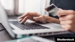 Mirajul cardurilor de credit atrage numeroși români. Printre riscuri: dobânzile automate.