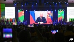 ვლადიმირ პუტინი მიმართავს ყაზანში „ბრიკსის თამაშების“ გახსნის ღონისძიებაზე შეკრებილ საზოგადოებას