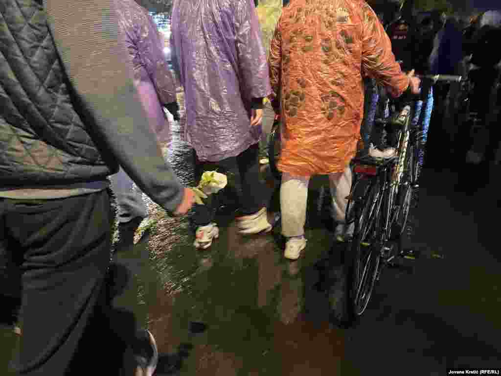 Novosađanin sa belom ružom u komemorativnoj šetnji ka Železničkoj stanici